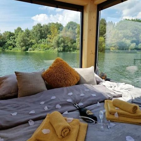Отель Aquachill Houseboat & Wellness Липтовски-Трновец Экстерьер фото