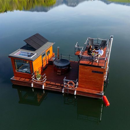 Отель Aquachill Houseboat & Wellness Липтовски-Трновец Экстерьер фото