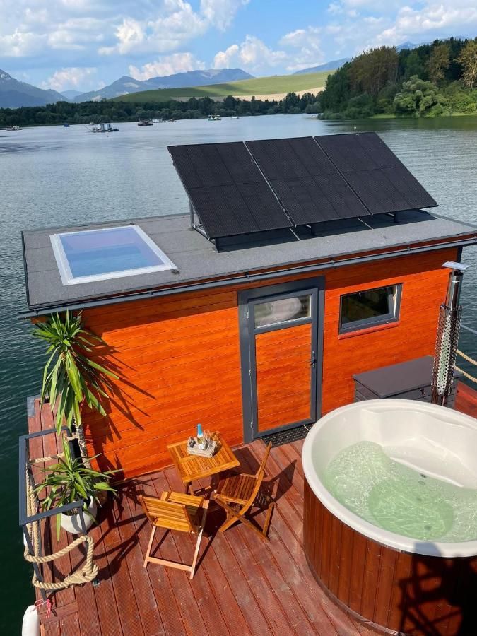 Отель Aquachill Houseboat & Wellness Липтовски-Трновец Экстерьер фото