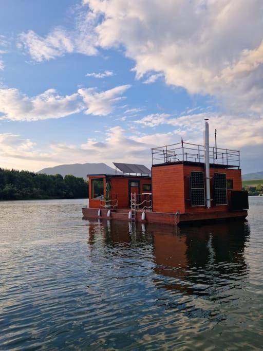 Отель Aquachill Houseboat & Wellness Липтовски-Трновец Экстерьер фото
