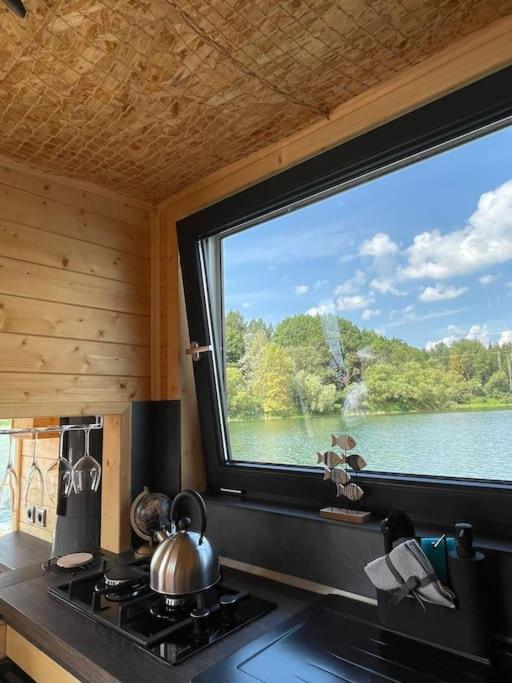 Отель Aquachill Houseboat & Wellness Липтовски-Трновец Экстерьер фото