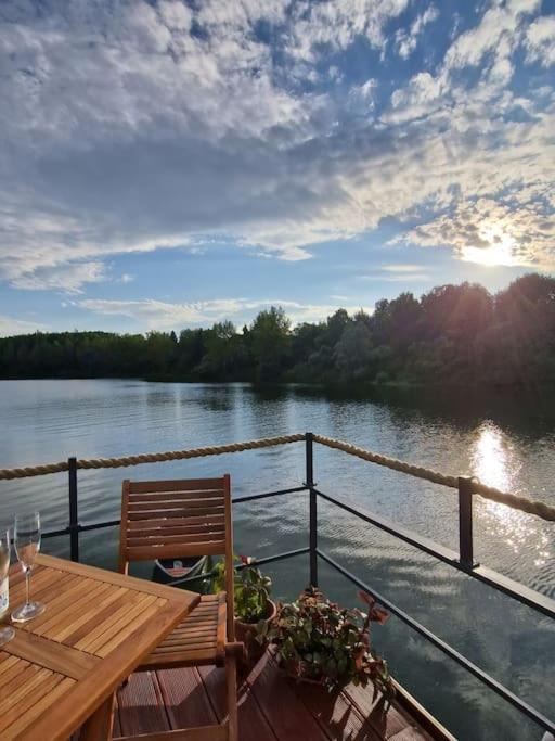 Отель Aquachill Houseboat & Wellness Липтовски-Трновец Экстерьер фото