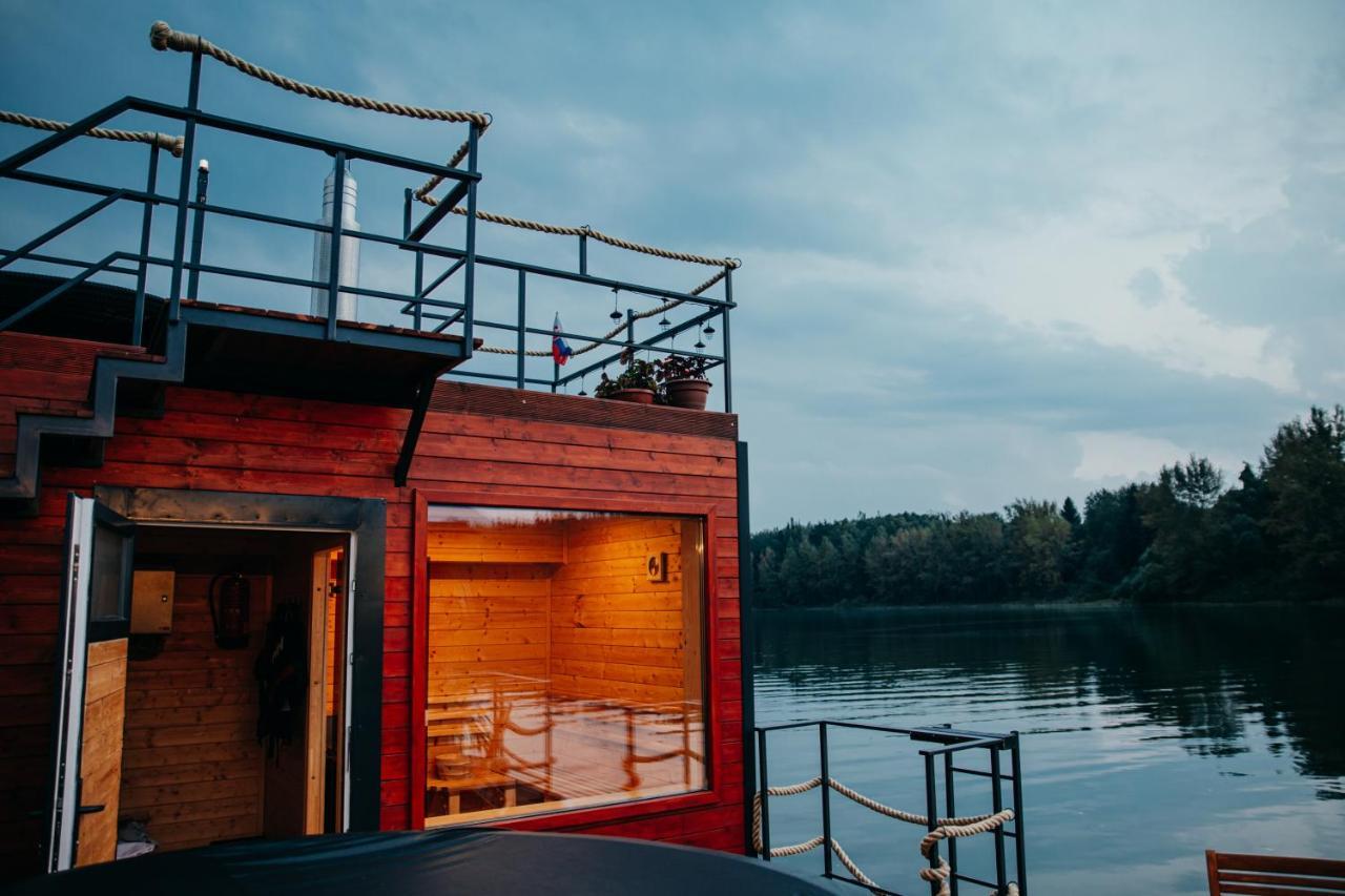 Отель Aquachill Houseboat & Wellness Липтовски-Трновец Экстерьер фото