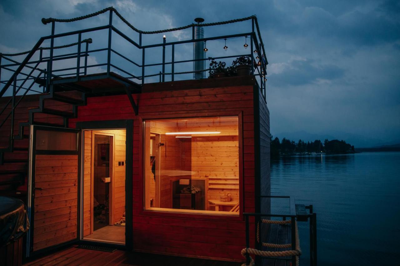 Отель Aquachill Houseboat & Wellness Липтовски-Трновец Экстерьер фото