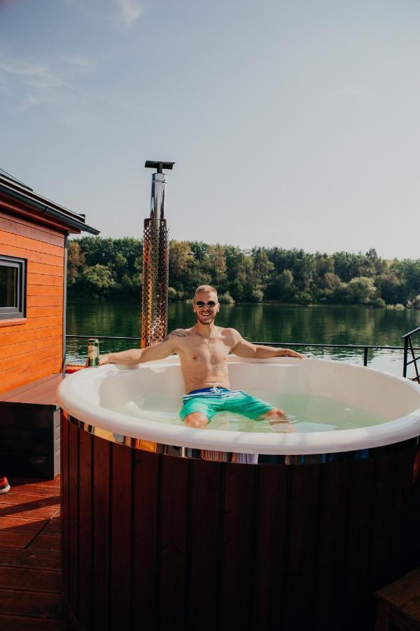 Отель Aquachill Houseboat & Wellness Липтовски-Трновец Экстерьер фото