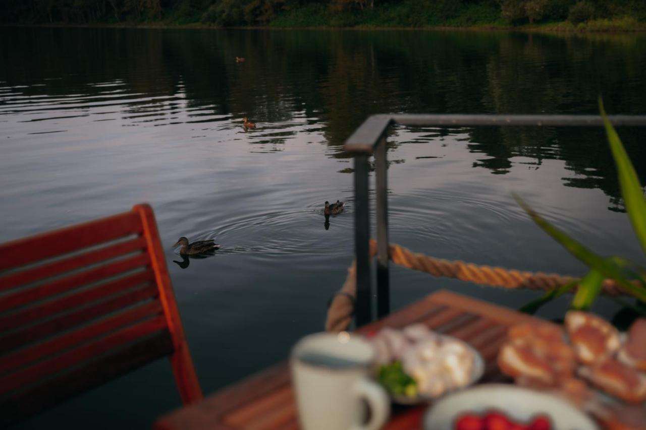 Отель Aquachill Houseboat & Wellness Липтовски-Трновец Экстерьер фото