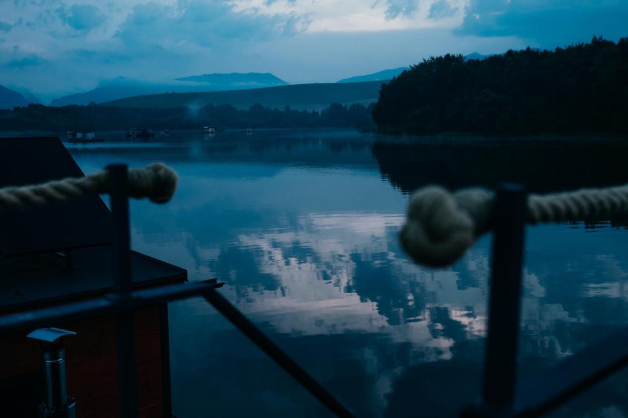 Отель Aquachill Houseboat & Wellness Липтовски-Трновец Экстерьер фото