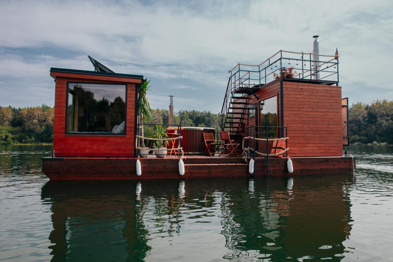 Отель Aquachill Houseboat & Wellness Липтовски-Трновец Экстерьер фото