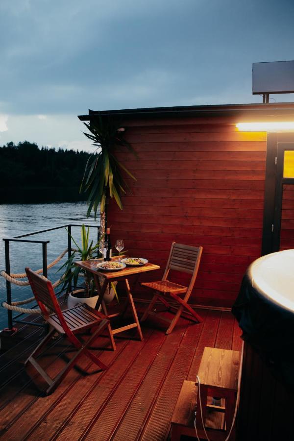 Отель Aquachill Houseboat & Wellness Липтовски-Трновец Экстерьер фото