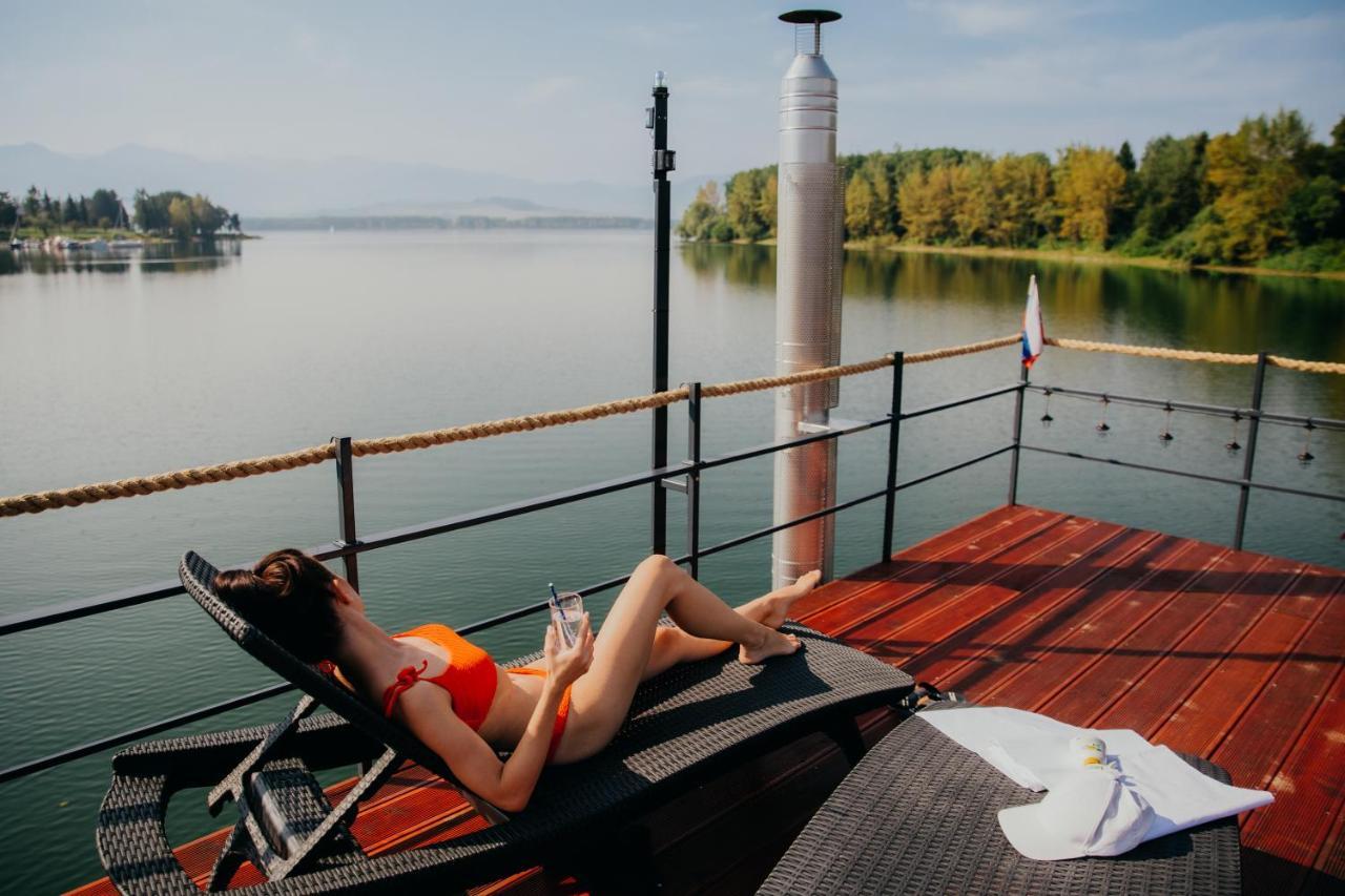 Отель Aquachill Houseboat & Wellness Липтовски-Трновец Экстерьер фото