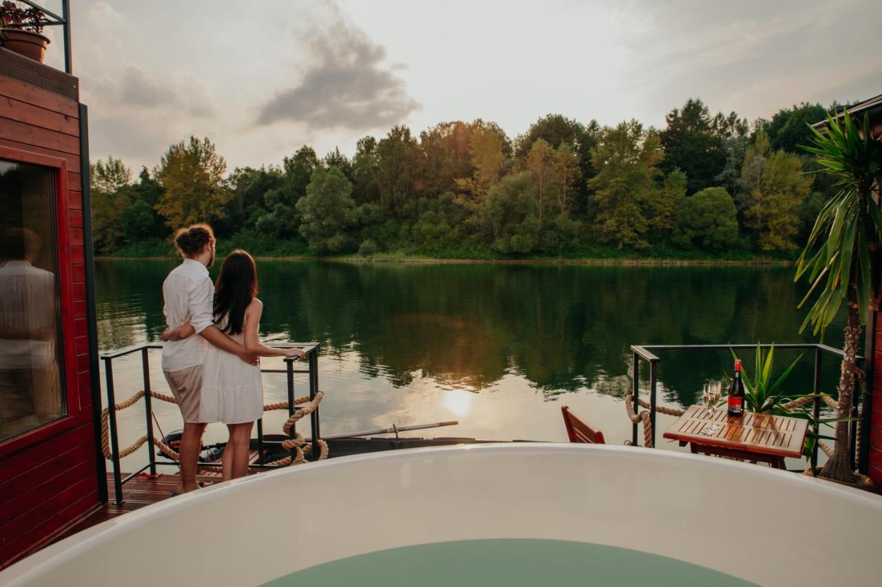 Отель Aquachill Houseboat & Wellness Липтовски-Трновец Экстерьер фото