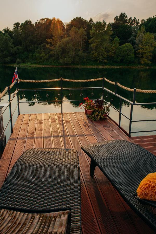 Отель Aquachill Houseboat & Wellness Липтовски-Трновец Экстерьер фото