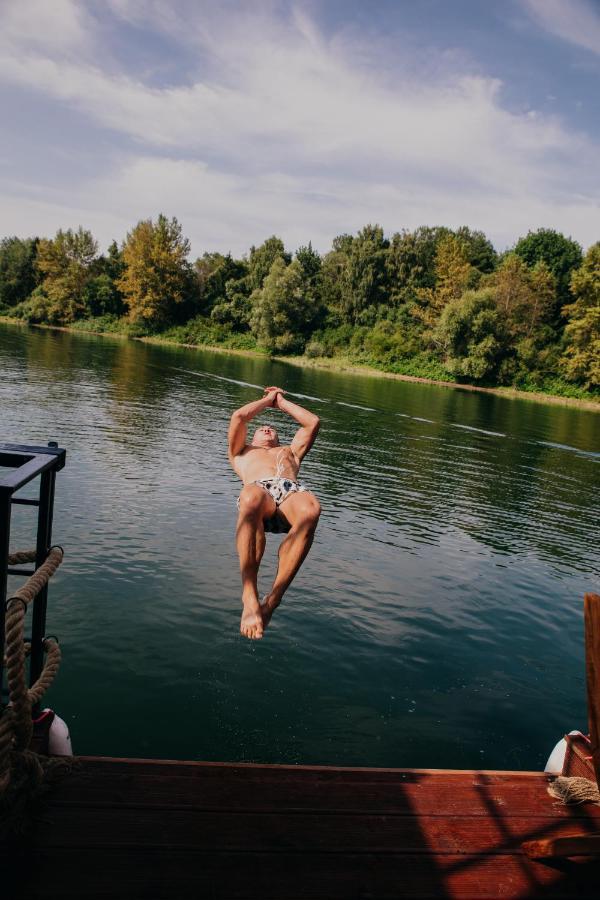 Отель Aquachill Houseboat & Wellness Липтовски-Трновец Экстерьер фото