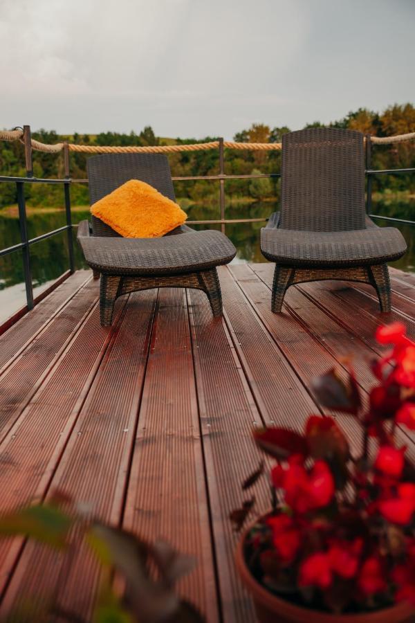 Отель Aquachill Houseboat & Wellness Липтовски-Трновец Экстерьер фото