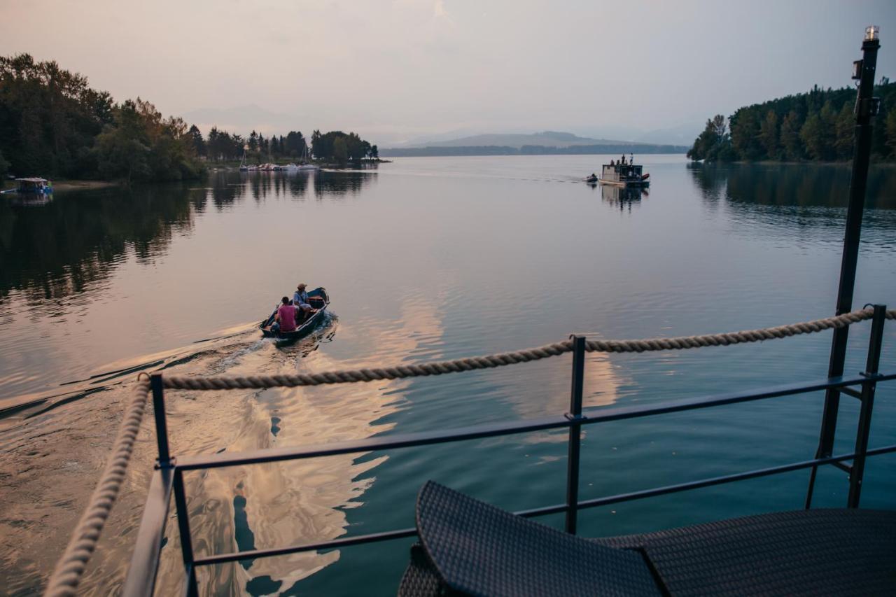 Отель Aquachill Houseboat & Wellness Липтовски-Трновец Экстерьер фото