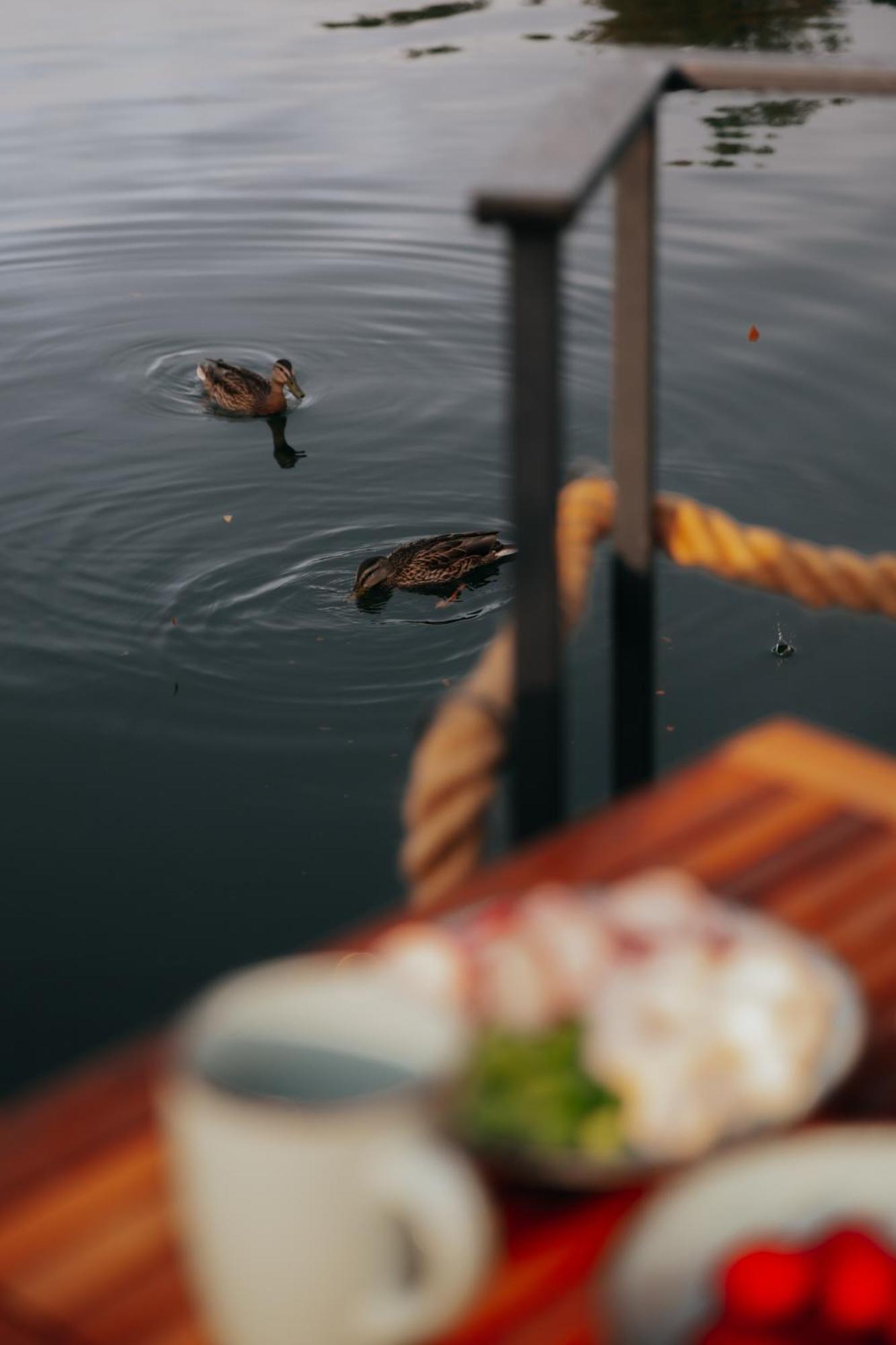 Отель Aquachill Houseboat & Wellness Липтовски-Трновец Экстерьер фото