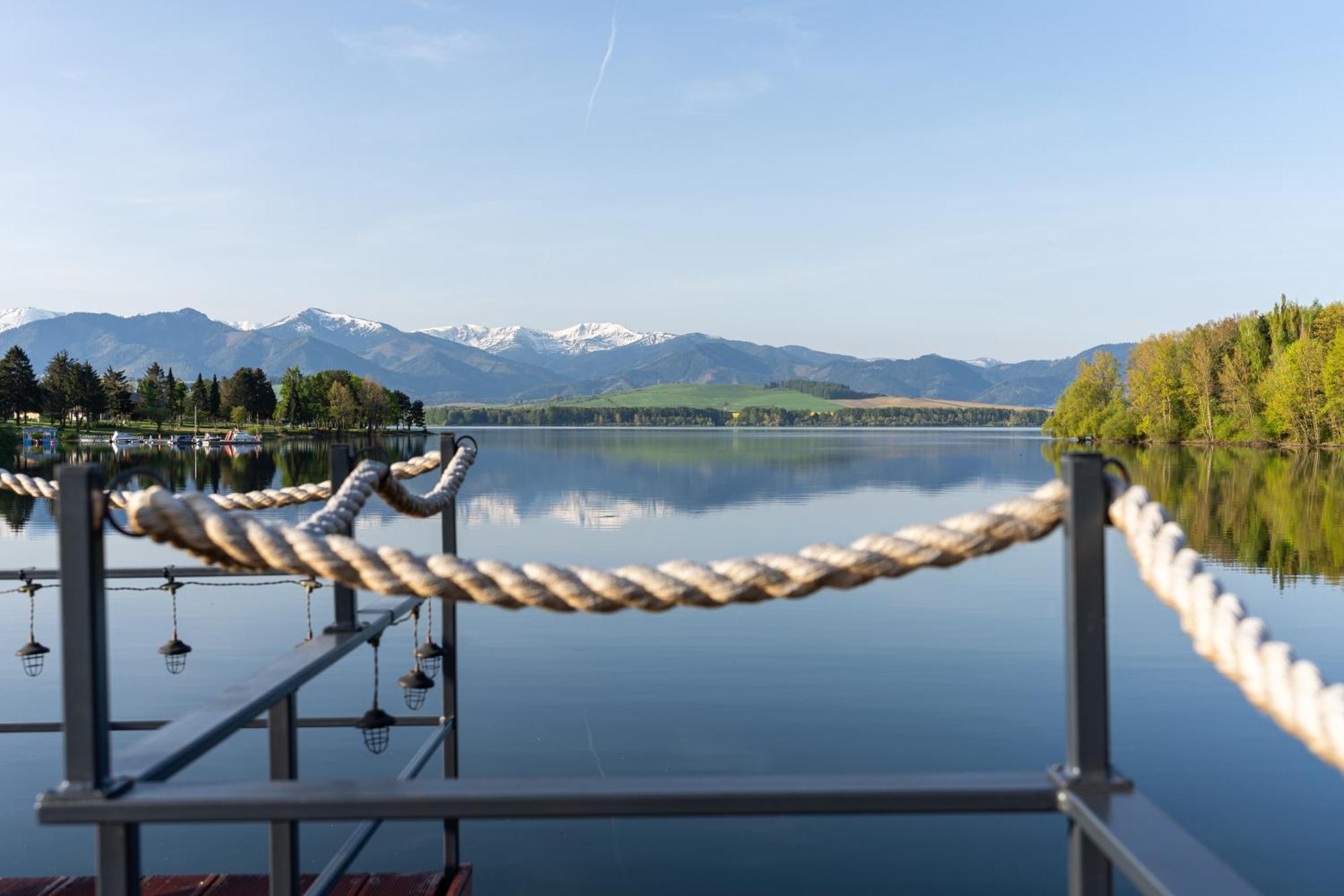 Отель Aquachill Houseboat & Wellness Липтовски-Трновец Экстерьер фото