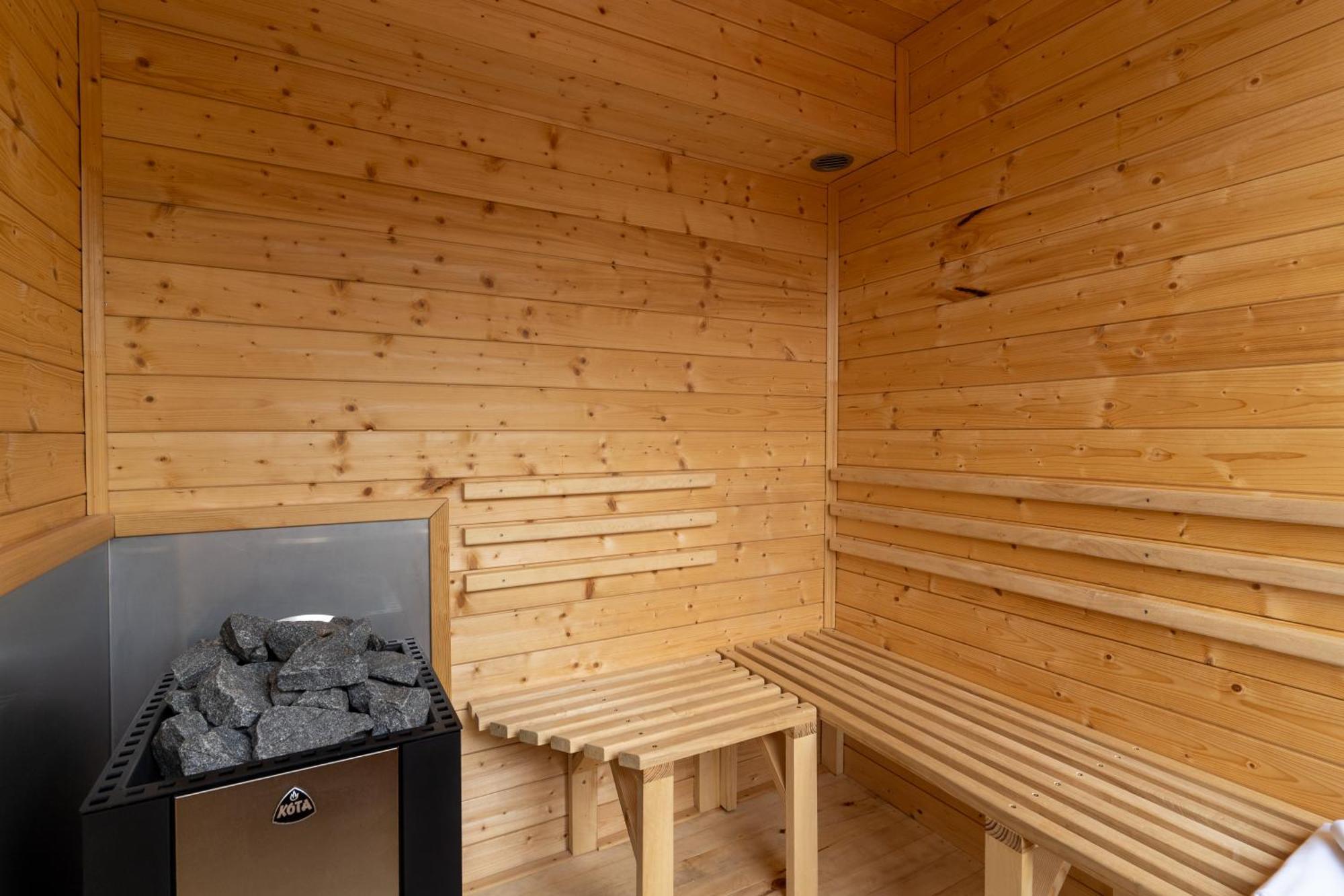 Отель Aquachill Houseboat & Wellness Липтовски-Трновец Экстерьер фото