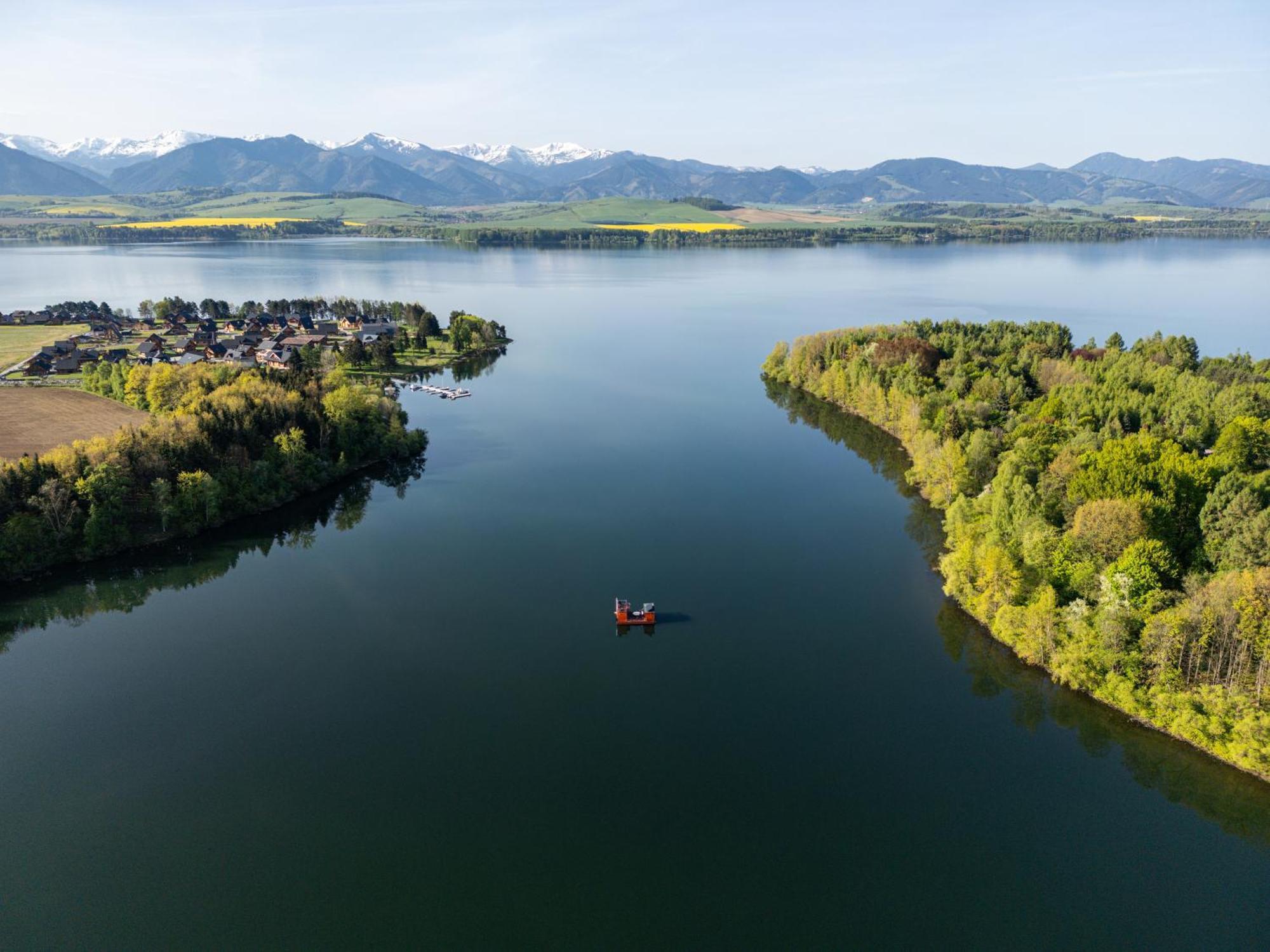 Отель Aquachill Houseboat & Wellness Липтовски-Трновец Экстерьер фото