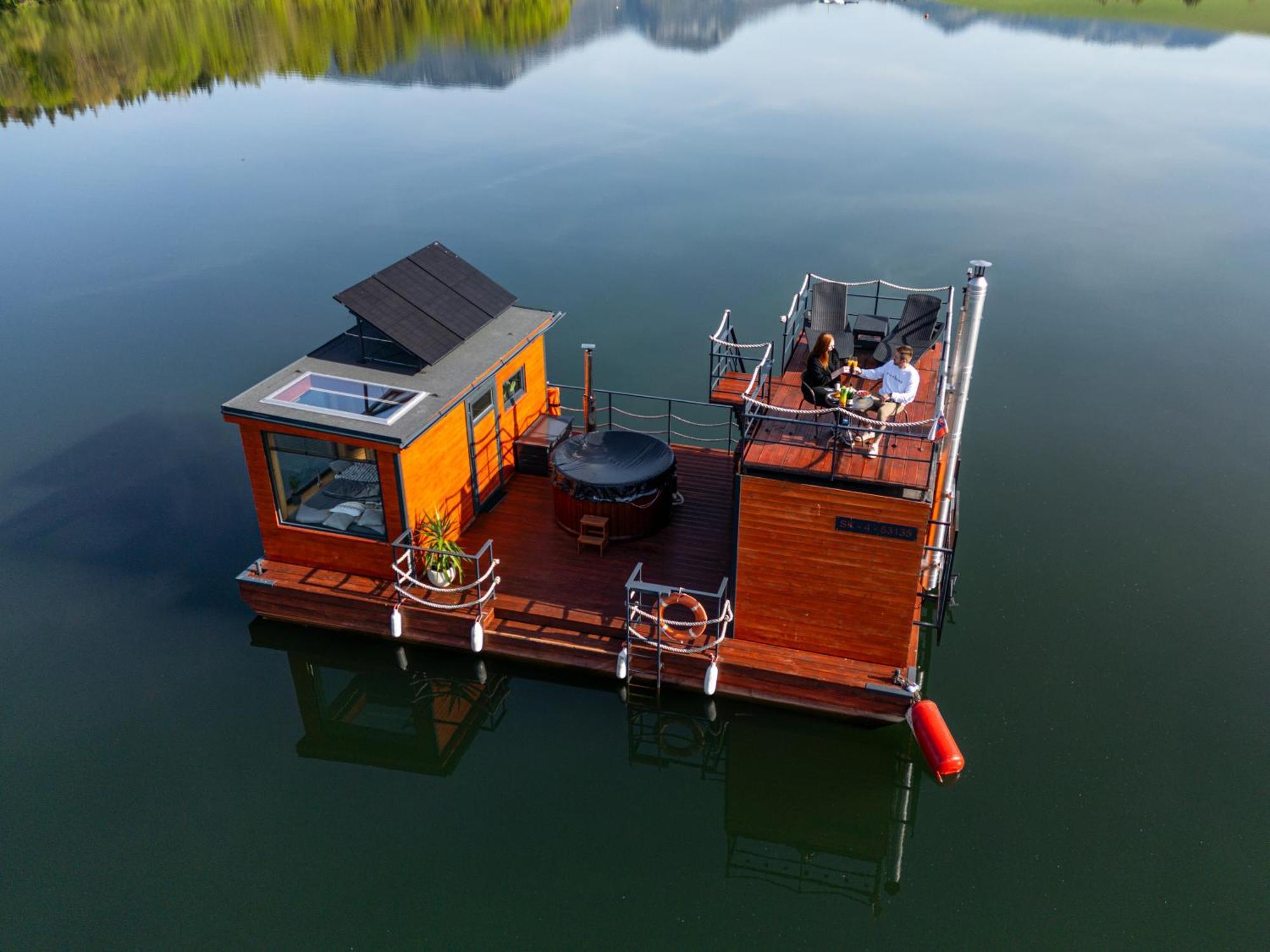 Отель Aquachill Houseboat & Wellness Липтовски-Трновец Экстерьер фото