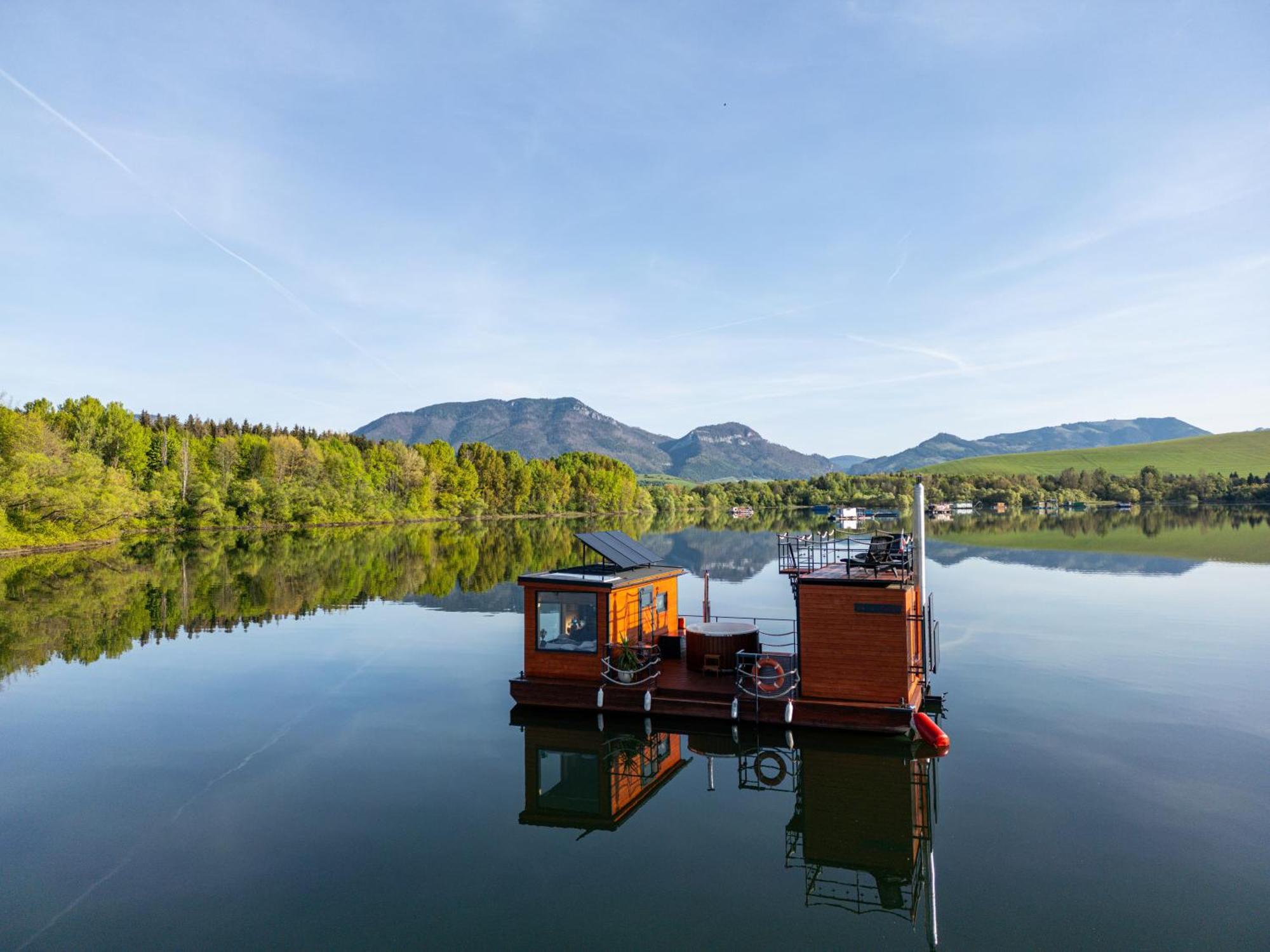 Отель Aquachill Houseboat & Wellness Липтовски-Трновец Экстерьер фото