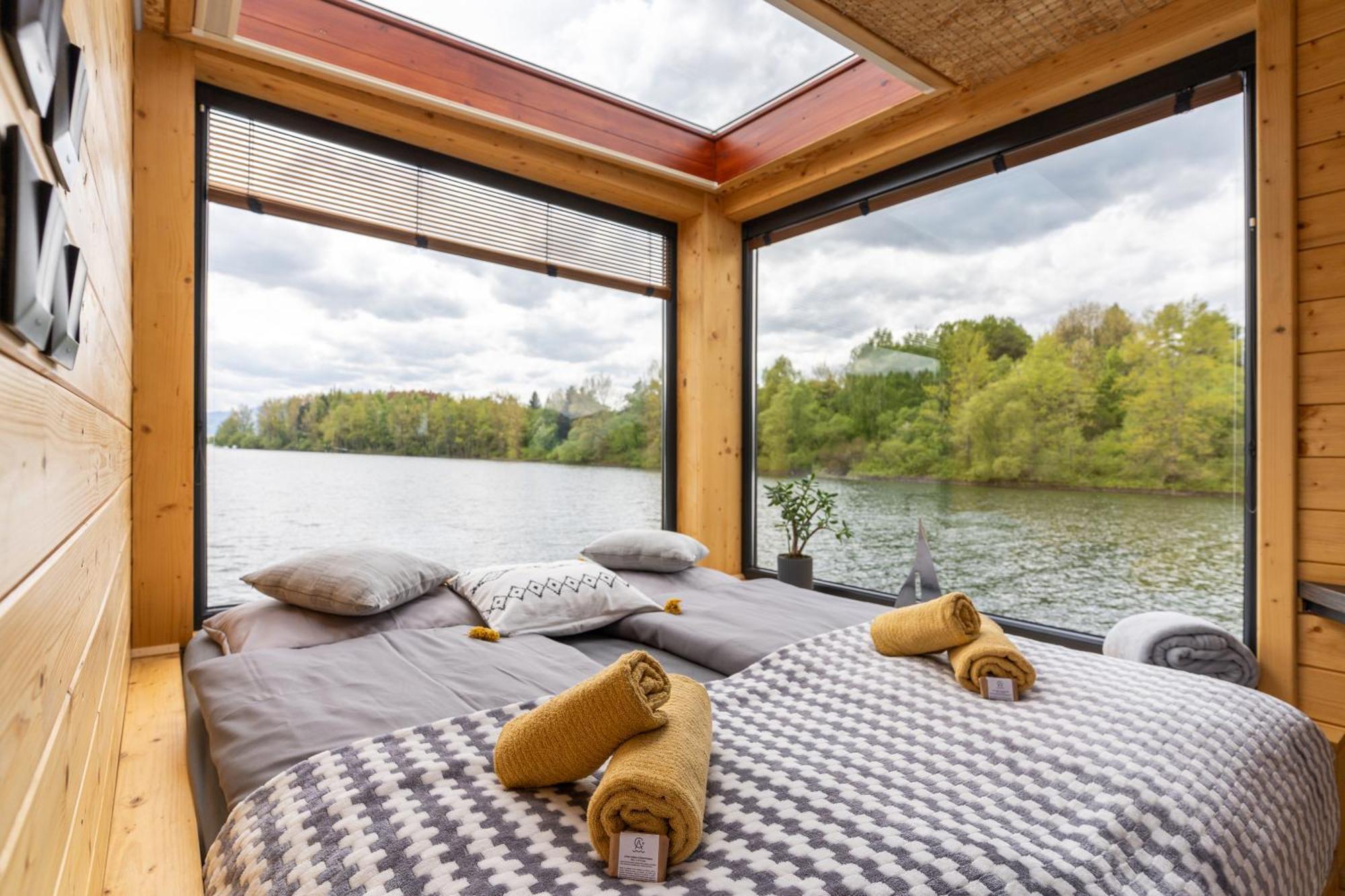 Отель Aquachill Houseboat & Wellness Липтовски-Трновец Экстерьер фото