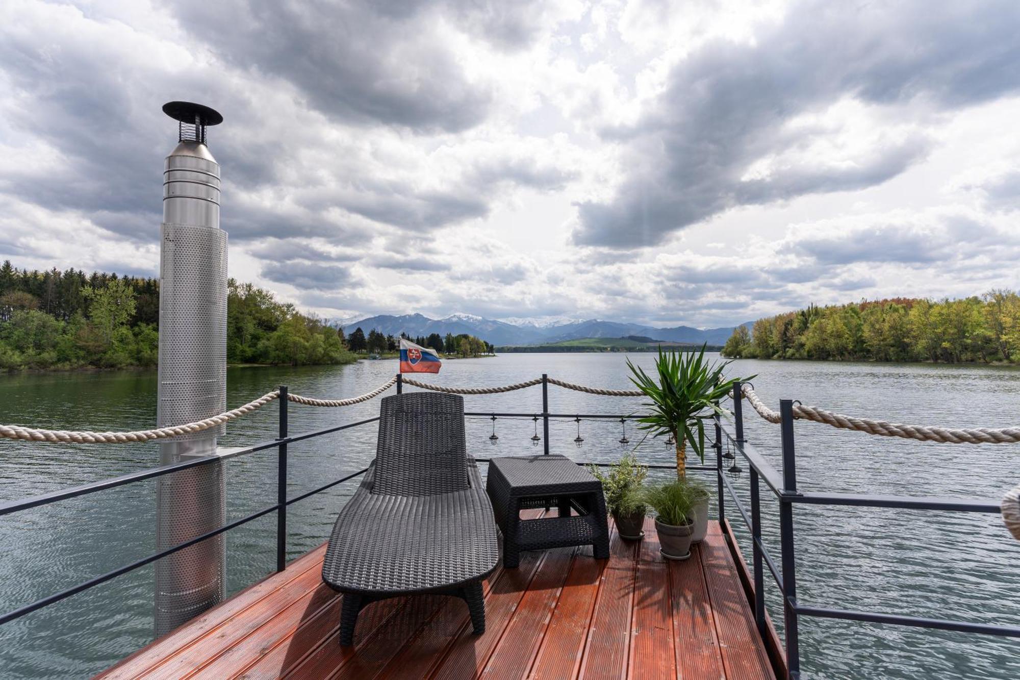 Отель Aquachill Houseboat & Wellness Липтовски-Трновец Экстерьер фото