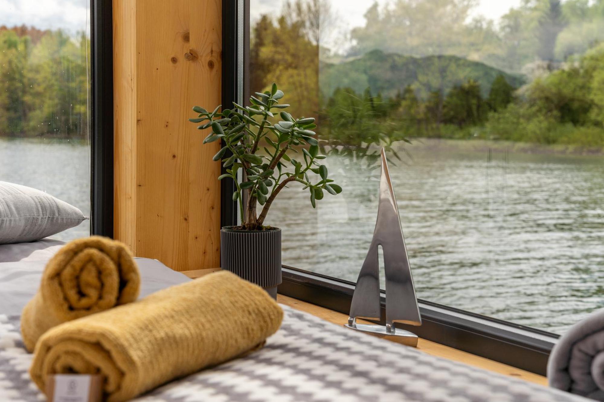 Отель Aquachill Houseboat & Wellness Липтовски-Трновец Экстерьер фото