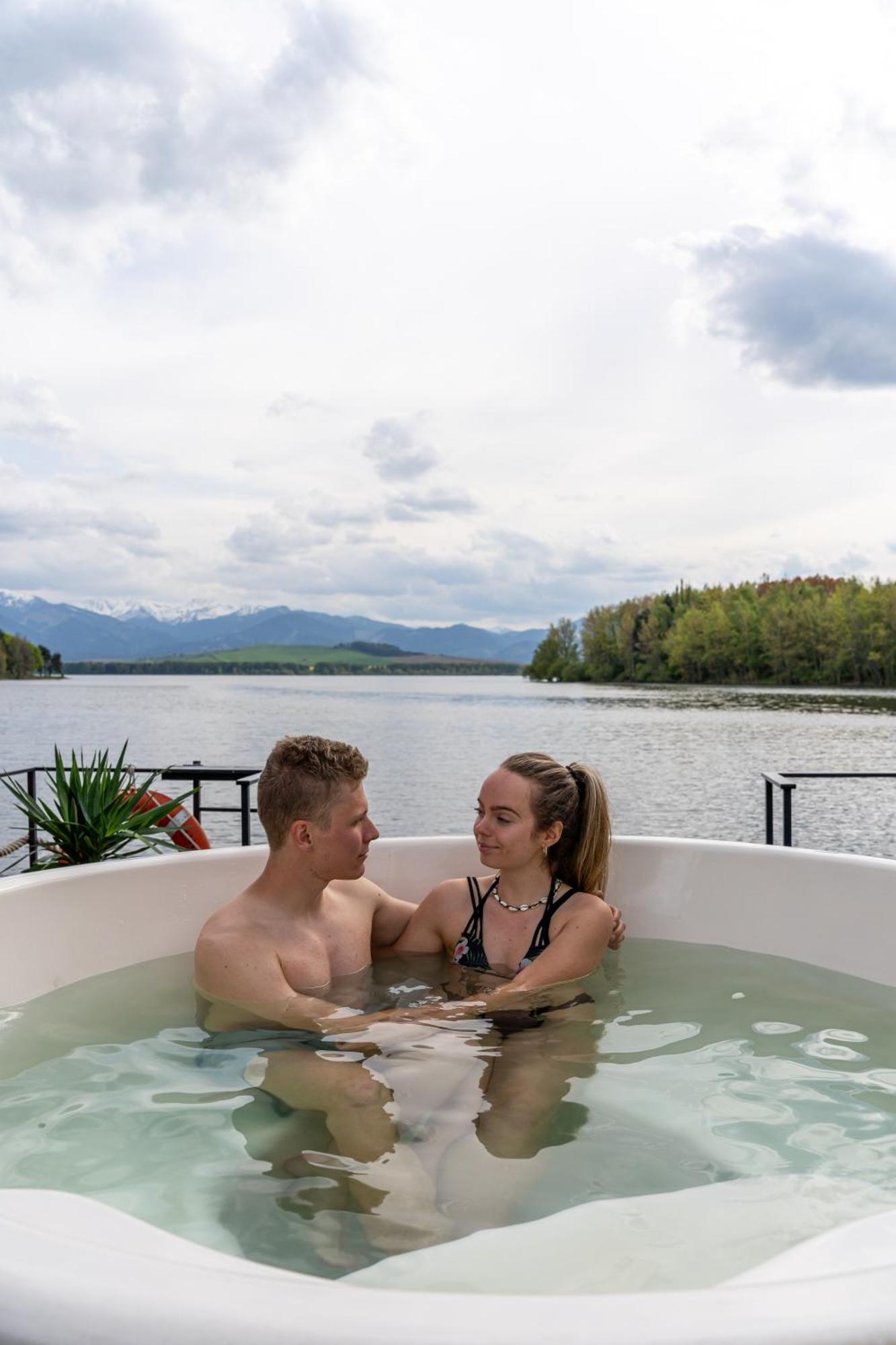 Отель Aquachill Houseboat & Wellness Липтовски-Трновец Экстерьер фото